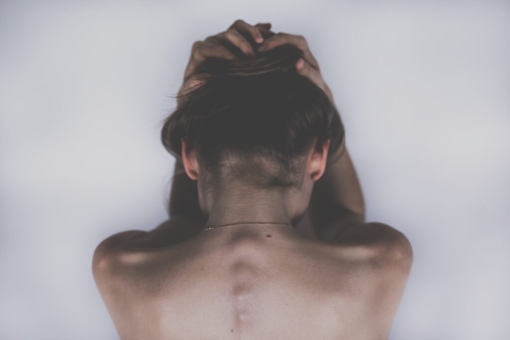 O que são feridas emocionais, traumas emocionais, feridas emocionais da infância, cura emocional, mulher curada, autoestima feminina, relacionamentos abusivos, mulher com dor