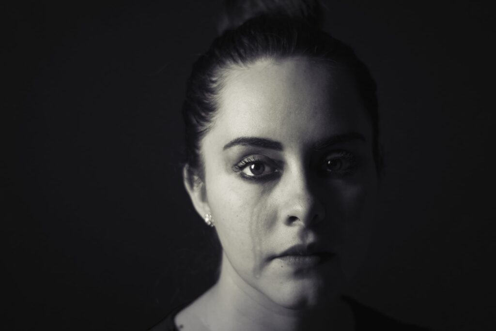 O que são feridas emocionais, traumas emocionais, feridas emocionais da infância, cura emocional, mulher curada, autoestima feminina, relacionamentos abusivos, mulher triste